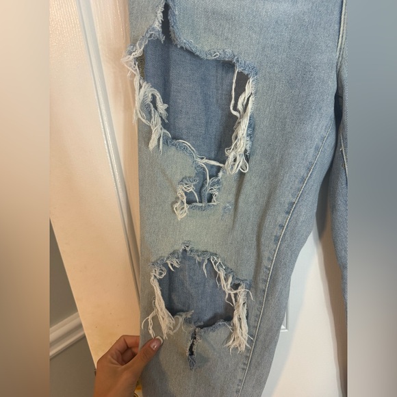 Urban Outfitters Light Wash Super Distressed Mom Jean - Size 28 - Picture 2 of 6